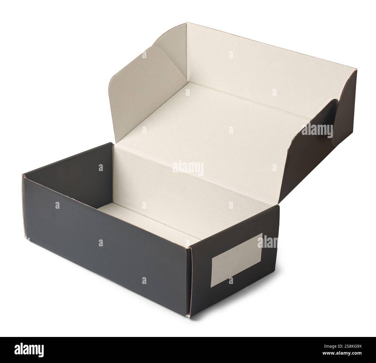 primo piano di una scatola di cartone rettangolare nera vuota con coperchio aperto sfondo bianco isolato, piccola etichetta bianca sul lato, modello di mock-up Foto Stock