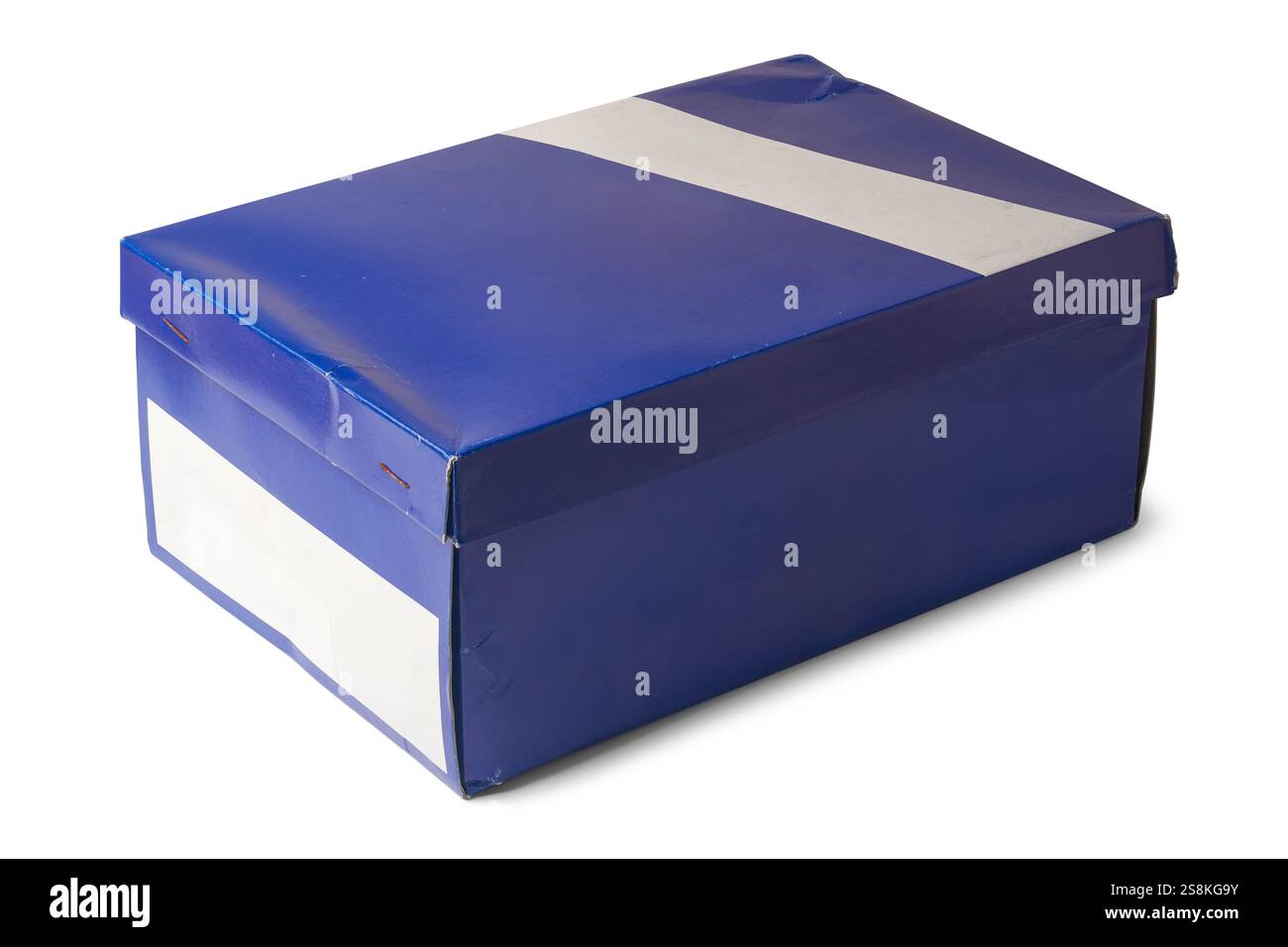 primo piano di una scatola di cartone rettangolare blu o di una scatola di scarpe sfondo bianco isolato, etichetta vuota su un lato, modello mock-up Foto Stock