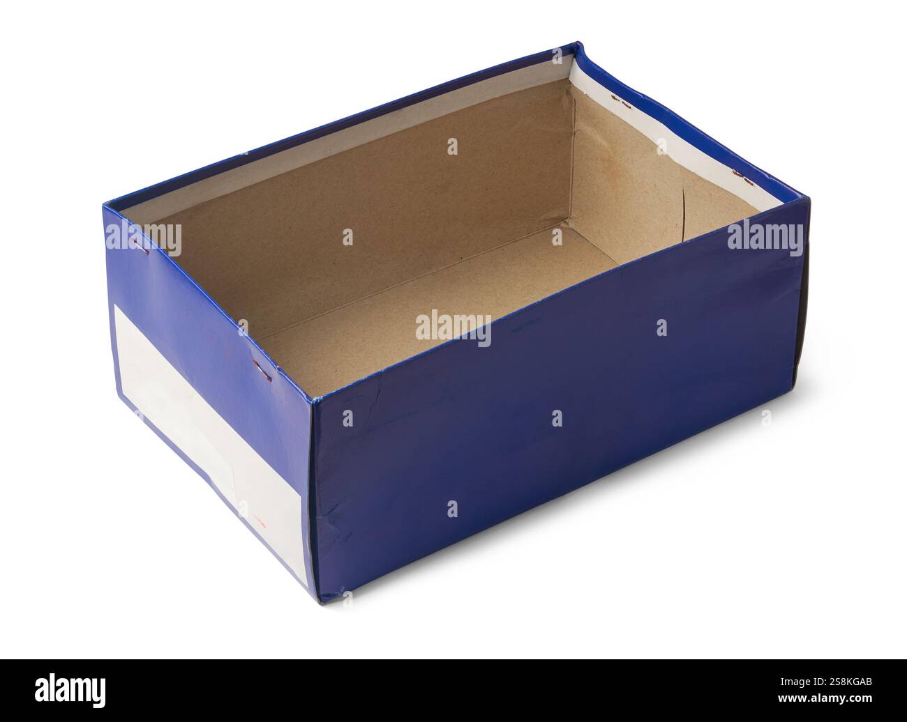 primo piano di una scatola di cartone rettangolare blu vuota o di una scatola di scarpe aperta sfondo bianco isolato, etichetta vuota su un lato, modello mock-up Foto Stock