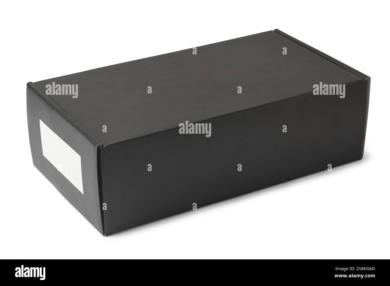 primo piano di una scatola di cartone rettangolare nera con sfondo bianco isolato, piccola etichetta bianca sul lato, modello di mock-up Foto Stock
