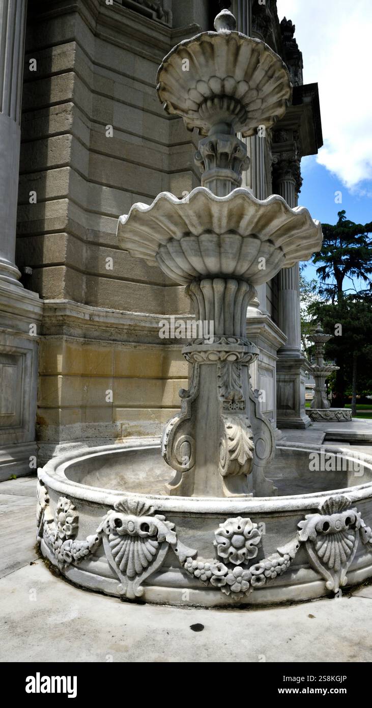 Fontana presso la Torre dell'Orologio di Dolmabahce, Istanbul, Turchia Foto Stock