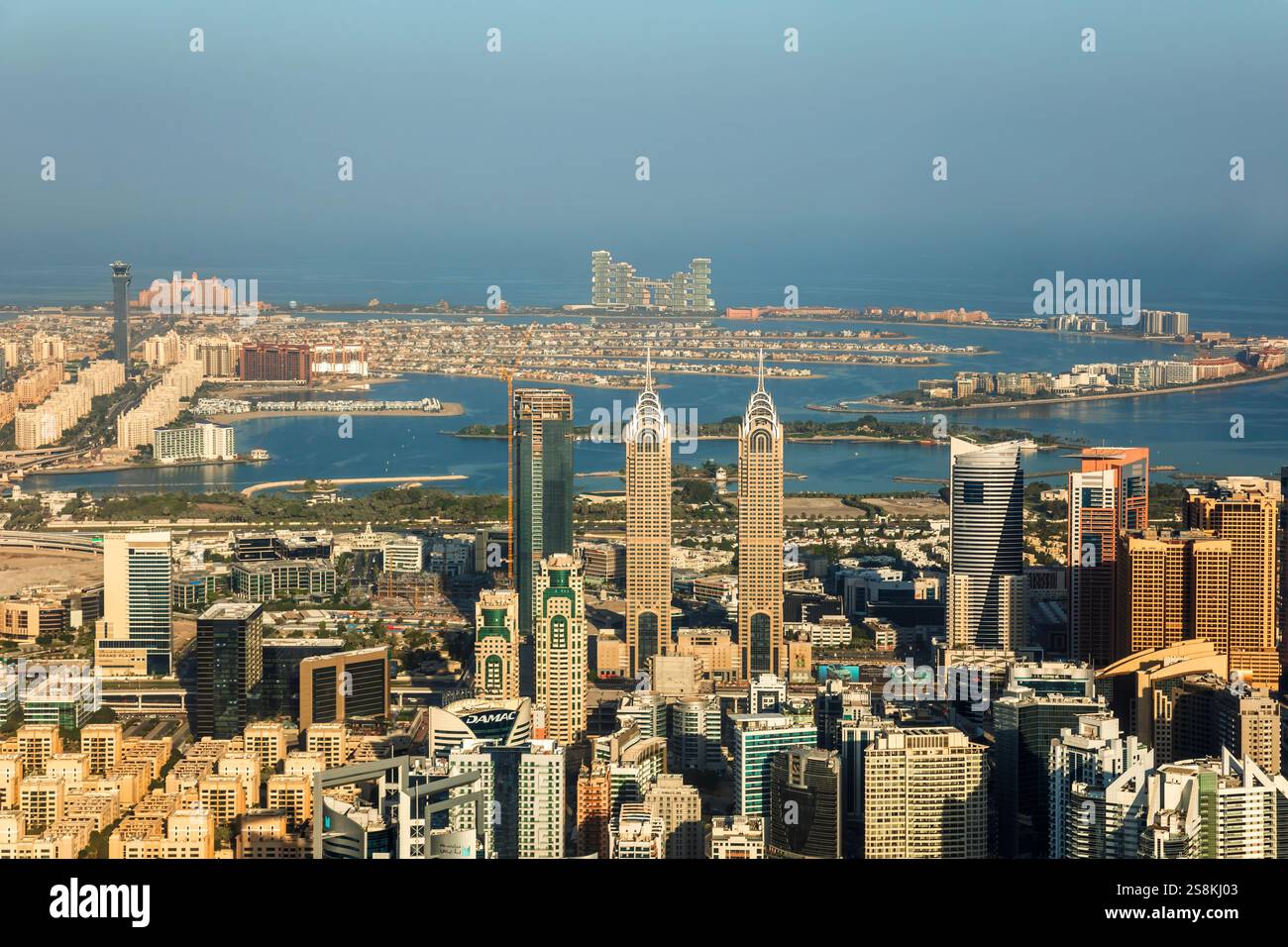 Vista panoramica sulla città di Dubai, con architettura moderna e palme di Dubai Foto Stock