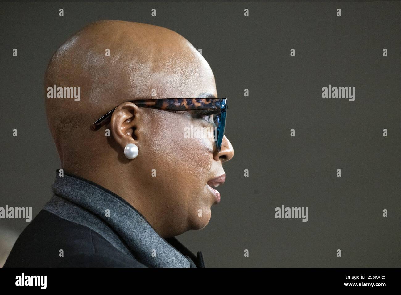 Washington, Vereinigte Staaten. 22 gennaio 2025. La rappresentante degli Stati Uniti Ayanna Pressley (Democratica del Massachusetts) fa una dichiarazione durante una conferenza stampa del Congresso Progressive Caucus che chiede l'abrogazione della legge sui nemici alieni nel Campidoglio degli Stati Uniti a Washington, DC mercoledì 22 gennaio 2025 crediti: Mattie Neretin/CNP/dpa/Alamy Live News Foto Stock