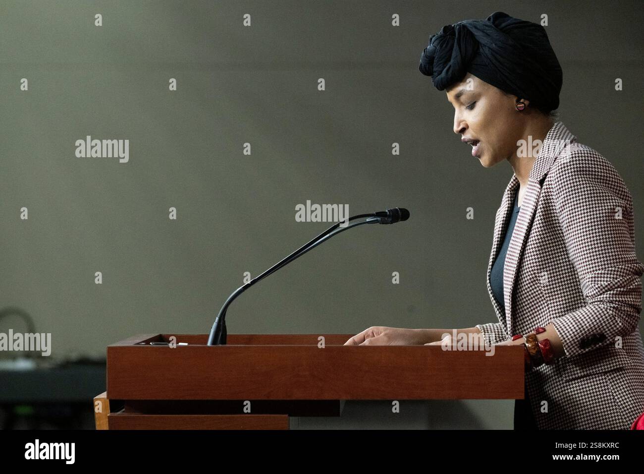 Washington, Vereinigte Staaten. 22 gennaio 2025. Il rappresentante degli Stati Uniti Ilhan Omar (Democratico del Minnesota) fa una dichiarazione durante una conferenza stampa del Congresso Progressive Caucus che chiede l'abrogazione della legge sui nemici alieni nel Campidoglio degli Stati Uniti a Washington, DC mercoledì 22 gennaio 2025 crediti: Mattie Neretin/CNP/dpa/Alamy Live News Foto Stock