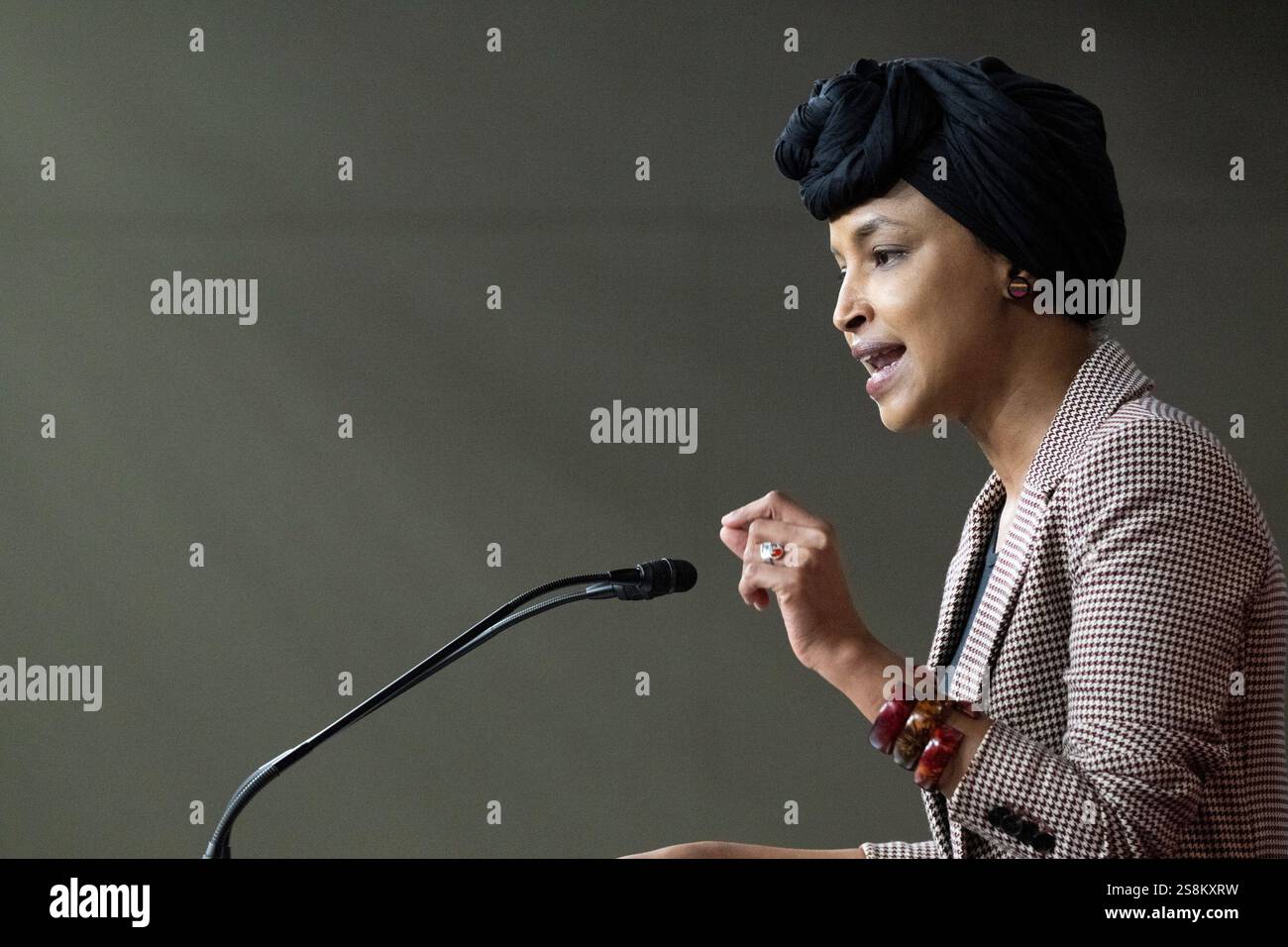 Washington, Vereinigte Staaten. 22 gennaio 2025. Il rappresentante degli Stati Uniti Ilhan Omar (Democratico del Minnesota) fa una dichiarazione durante una conferenza stampa del Congresso Progressive Caucus che chiede l'abrogazione della legge sui nemici alieni nel Campidoglio degli Stati Uniti a Washington, DC mercoledì 22 gennaio 2025 crediti: Mattie Neretin/CNP/dpa/Alamy Live News Foto Stock