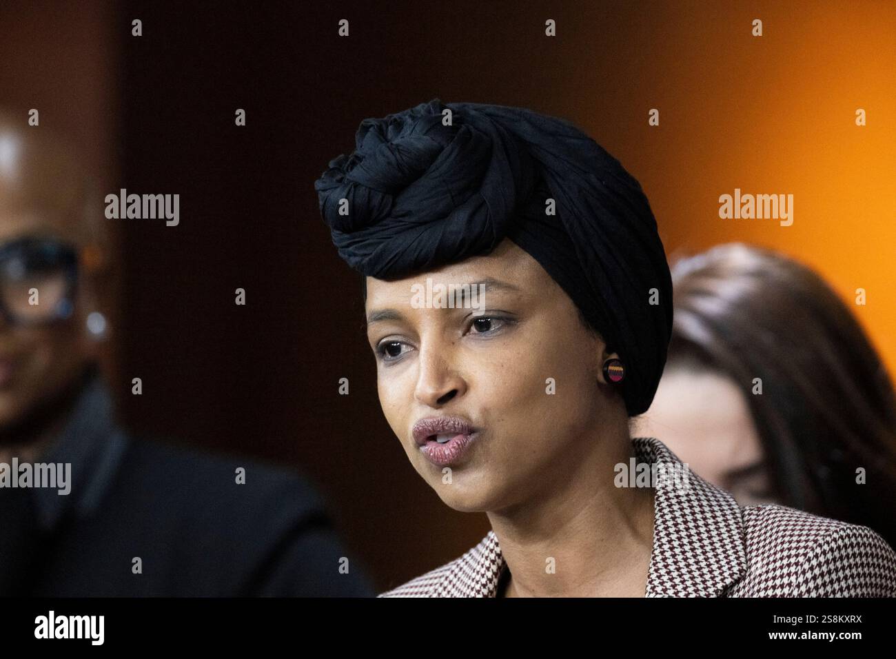 Washington, Vereinigte Staaten. 22 gennaio 2025. Il rappresentante degli Stati Uniti Ilhan Omar (Democratico del Minnesota) fa una dichiarazione durante una conferenza stampa del Congresso Progressive Caucus che chiede l'abrogazione della legge sui nemici alieni nel Campidoglio degli Stati Uniti a Washington, DC mercoledì 22 gennaio 2025 crediti: Mattie Neretin/CNP/dpa/Alamy Live News Foto Stock