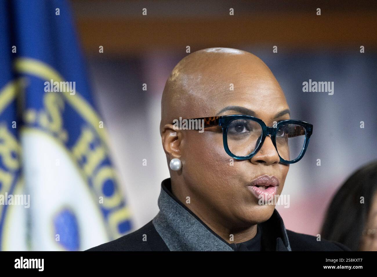 Washington, Vereinigte Staaten. 22 gennaio 2025. La rappresentante degli Stati Uniti Ayanna Pressley (Democratica del Massachusetts) fa una dichiarazione durante una conferenza stampa del Congresso Progressive Caucus che chiede l'abrogazione della legge sui nemici alieni nel Campidoglio degli Stati Uniti a Washington, DC mercoledì 22 gennaio 2025 crediti: Mattie Neretin/CNP/dpa/Alamy Live News Foto Stock