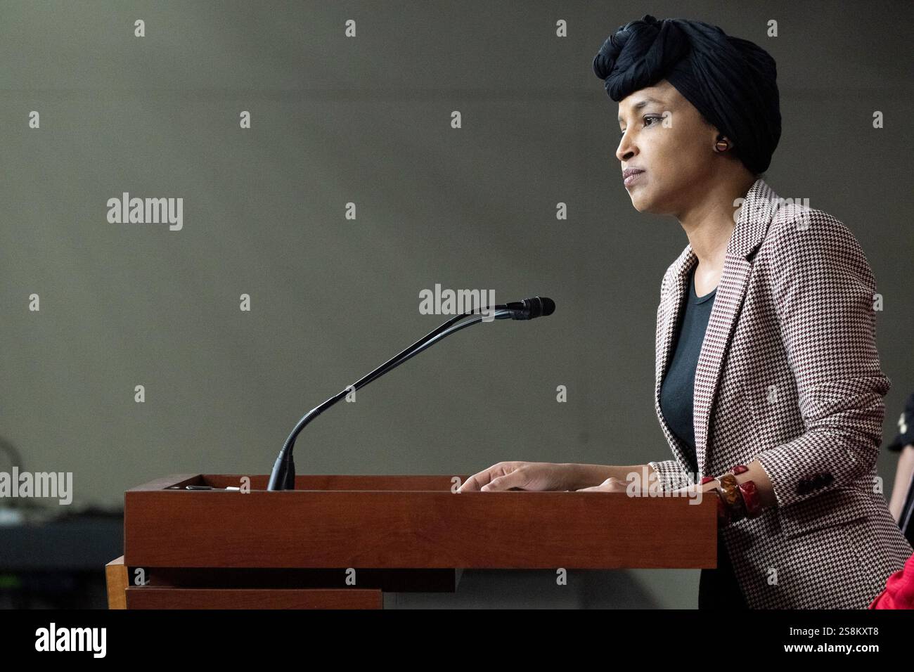 Washington, Vereinigte Staaten. 22 gennaio 2025. Il rappresentante degli Stati Uniti Ilhan Omar (Democratico del Minnesota) fa una dichiarazione durante una conferenza stampa del Congresso Progressive Caucus che chiede l'abrogazione della legge sui nemici alieni nel Campidoglio degli Stati Uniti a Washington, DC mercoledì 22 gennaio 2025 crediti: Mattie Neretin/CNP/dpa/Alamy Live News Foto Stock