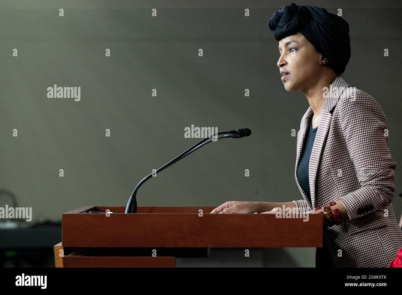 Washington, Vereinigte Staaten. 22 gennaio 2025. Il rappresentante degli Stati Uniti Ilhan Omar (Democratico del Minnesota) fa una dichiarazione durante una conferenza stampa del Congresso Progressive Caucus che chiede l'abrogazione della legge sui nemici alieni nel Campidoglio degli Stati Uniti a Washington, DC mercoledì 22 gennaio 2025 crediti: Mattie Neretin/CNP/dpa/Alamy Live News Foto Stock