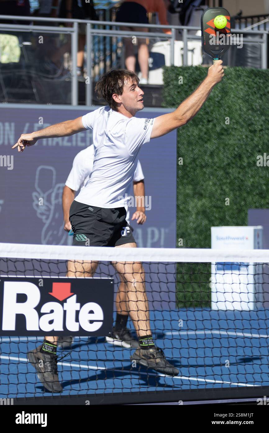 Dylan Frazier si rovescia la palla durante il PPA Las Vegas Open il 13 ottobre 2024. (John Geldermann/Alamy) Foto Stock