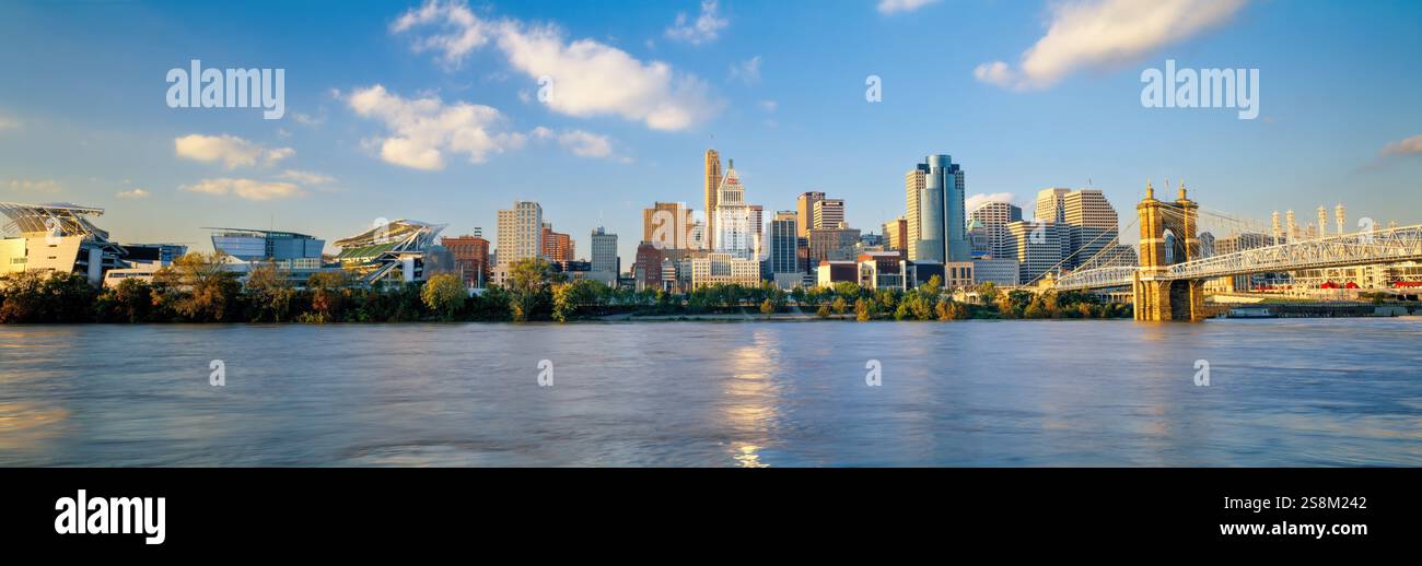 Edifici al Waterfront, Fiume Ohio, Cincinnati, Ohio, Stati Uniti d'America Foto Stock