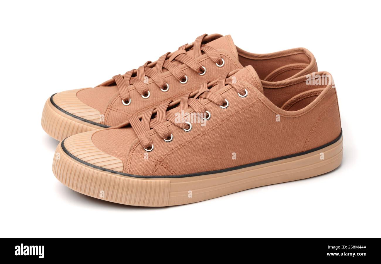 Paio di scarpe sportive in tela marrone isolate su bianco Foto Stock