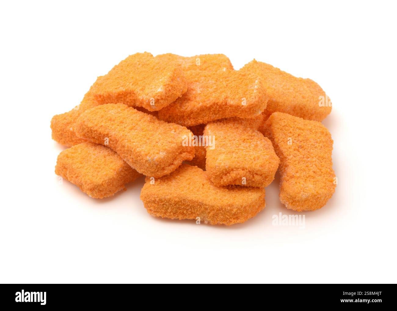 Cumulo di pepite di pesce impanate congelate isolate su bianco Foto Stock
