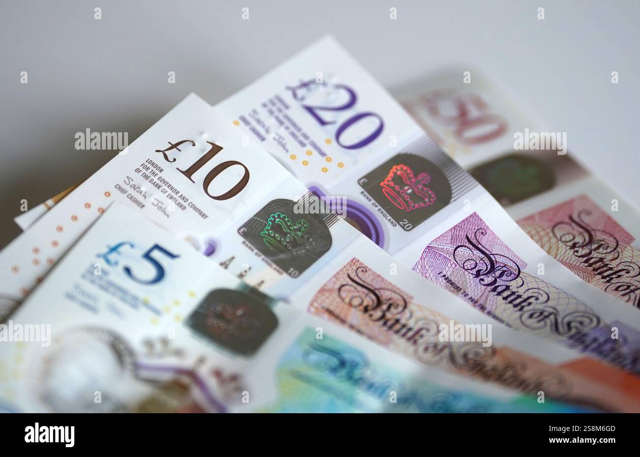 Foto del file datata 20/08/24 con una vista di banconote da £5, £10, £20 e £50. Le aspettative per lo stato dell'economia nei prossimi tre mesi sono peggiorate fino a un valore di meno 34, in calo rispetto a meno 27 di dicembre, secondo il Consumer Sentiment monitor del British Retail Consortium (BRC). Quelli di età compresa tra i 18 e i 27 anni - generazione Z - rimangono l'unico gruppo ad aspettarsi un miglioramento dell'economia, mentre due terzi di quelli di età compresa tra i 60 e i 78 anni si aspettano un peggioramento, secondo il sondaggio. Data di pubblicazione: Giovedì 23 gennaio 2025. Foto Stock
