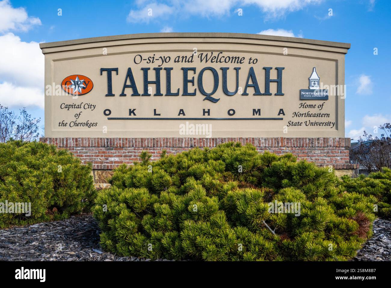 Benvenuto al cartello di Tahlequah a Tahlequah, Oklahoma, capitale della moderna nazione Cherokee e della banda di indiani Cherokee Uniti. (USA) Foto Stock