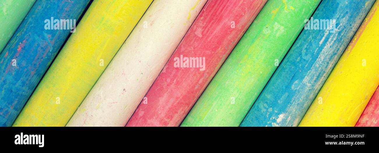 Una fila di pastelli multicolore disposti in diagonale. Striscione orizzontale Foto Stock