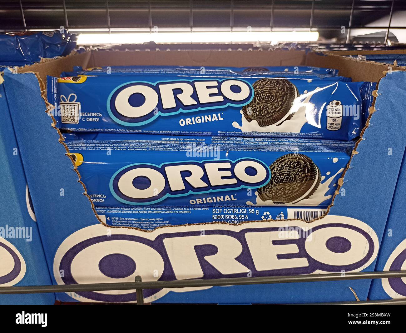 Biscotti Oreo riposti in un espositore con confezione blu e logo bianco. Foto Stock