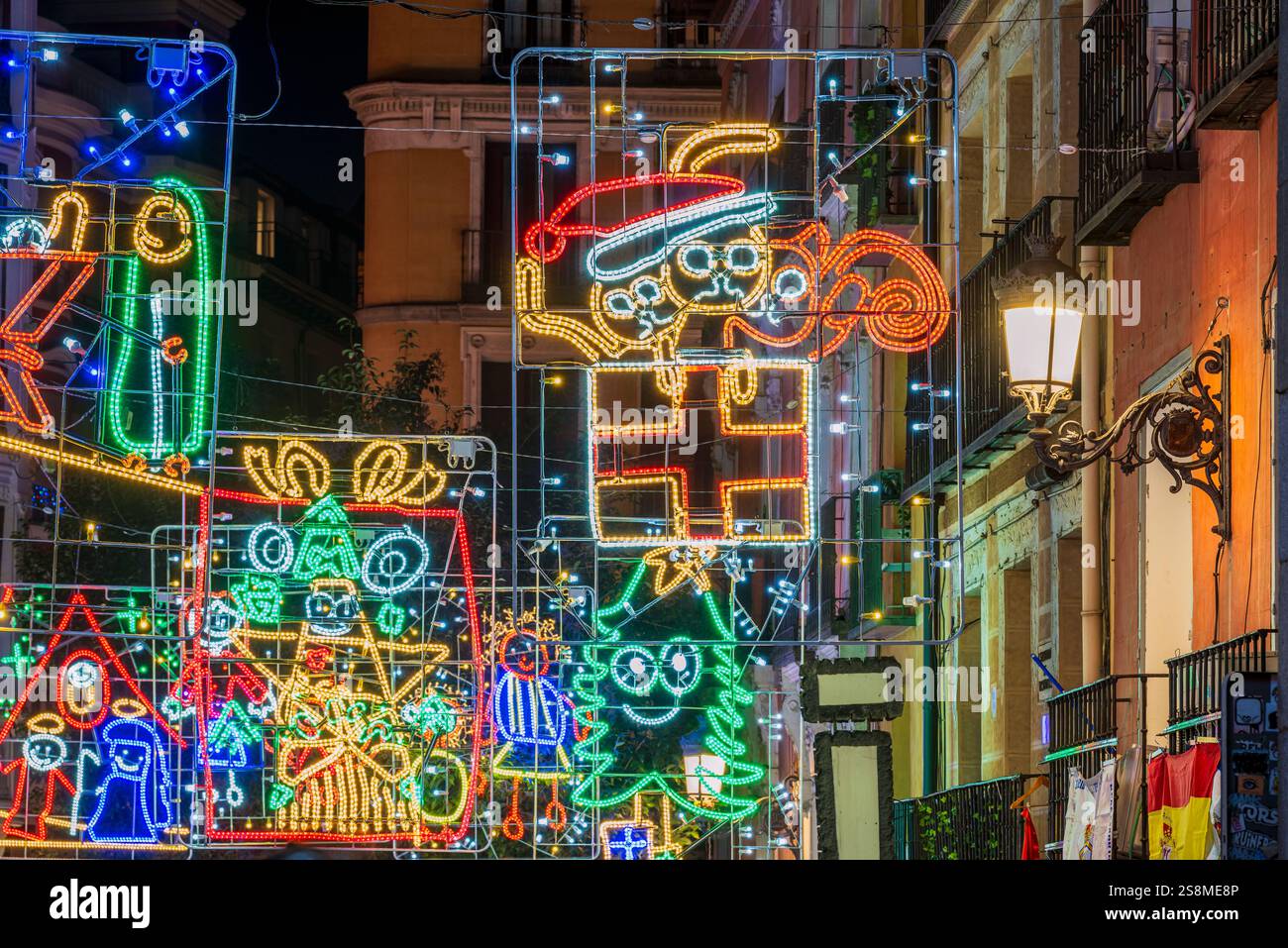 Luci di Natale in una strada di Madrid, Spagna Foto Stock