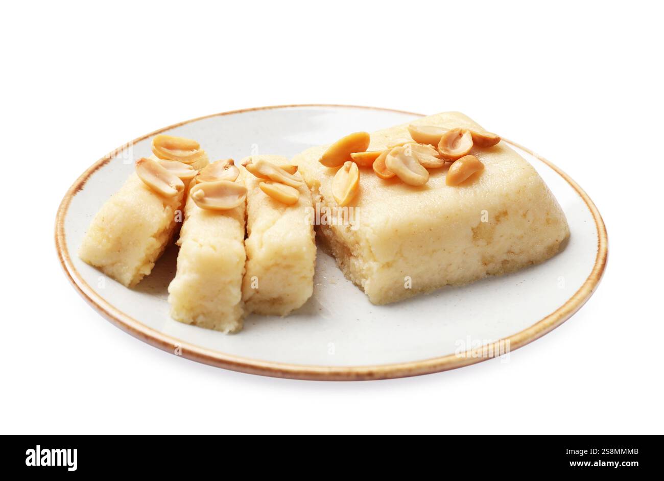 Deliziosa halva di semola dolce con arachidi isolate su bianco Foto Stock