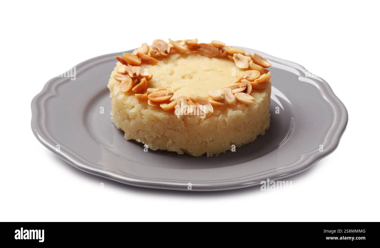 Deliziosa halva di semola con scaglie di mandorle isolate su bianco Foto Stock