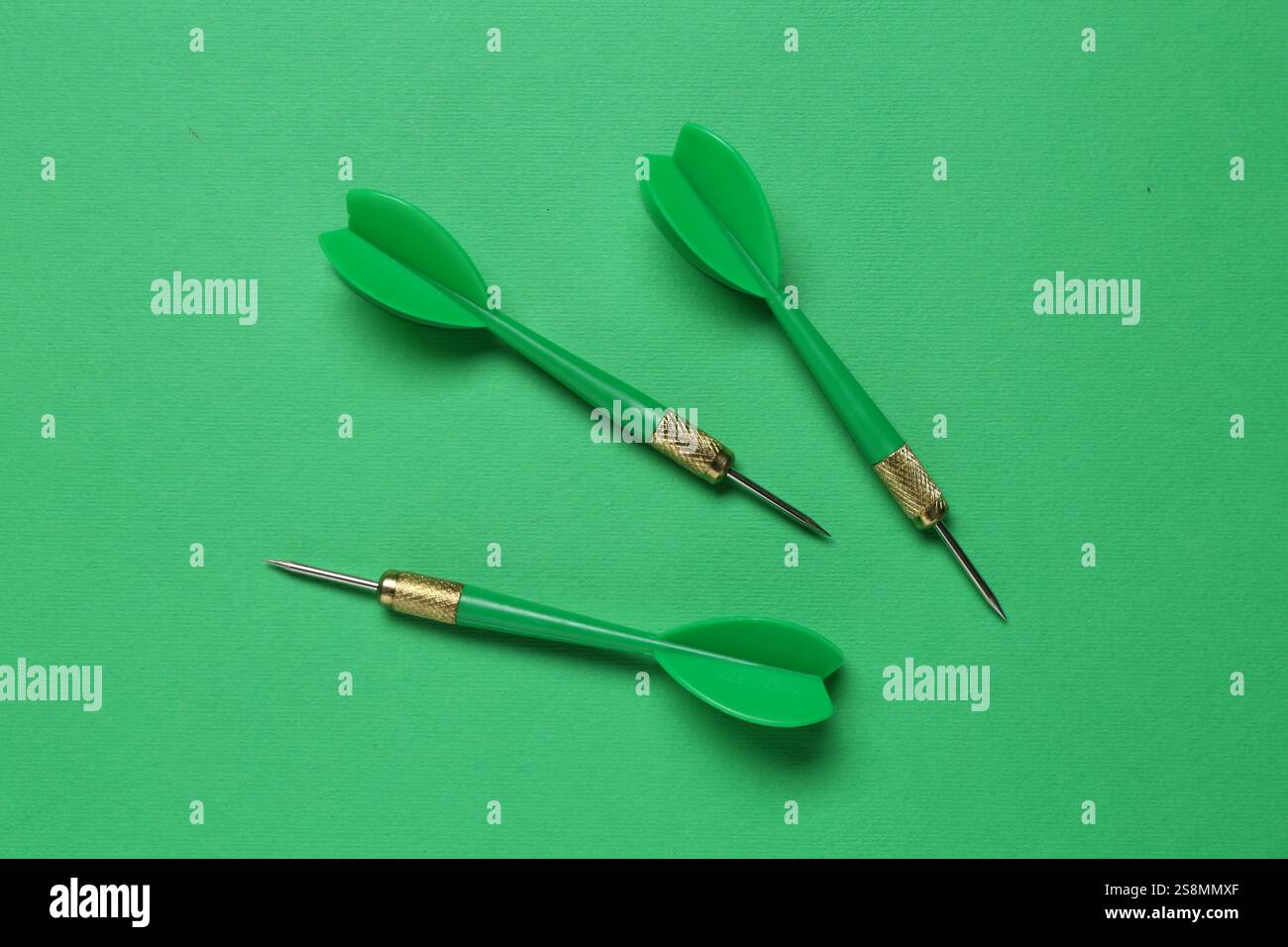Frecce DART su sfondo verde, disposizione piatta Foto Stock
