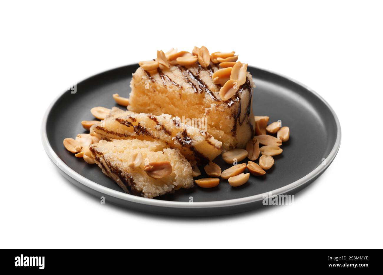 Deliziosa halva di semola dolce con arachidi isolate su bianco Foto Stock