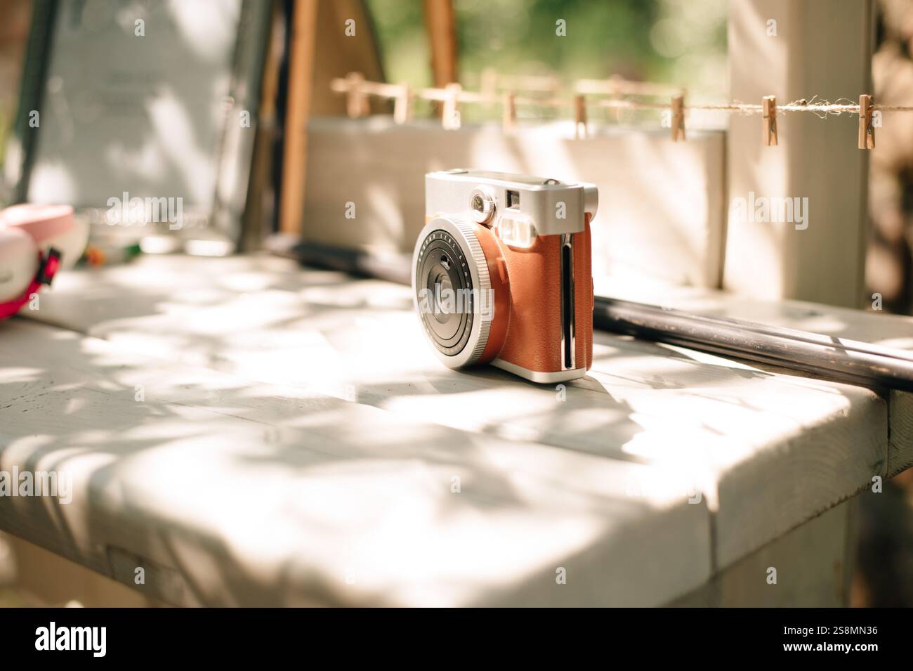 fotocamera retro sul tavolo. Foto di alta qualità Foto Stock