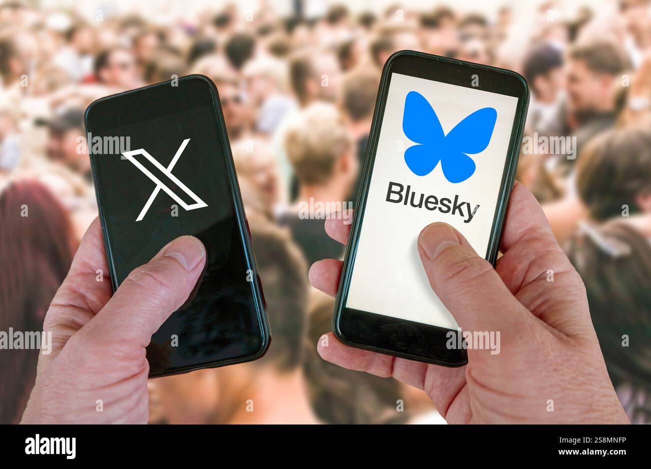 Milioni di utenti sono passati dalla piattaforma di social media X - precedentemente Twitter - a Bluesky. L'immagine mostra la X e il logo bluesky su due smartphone Foto Stock