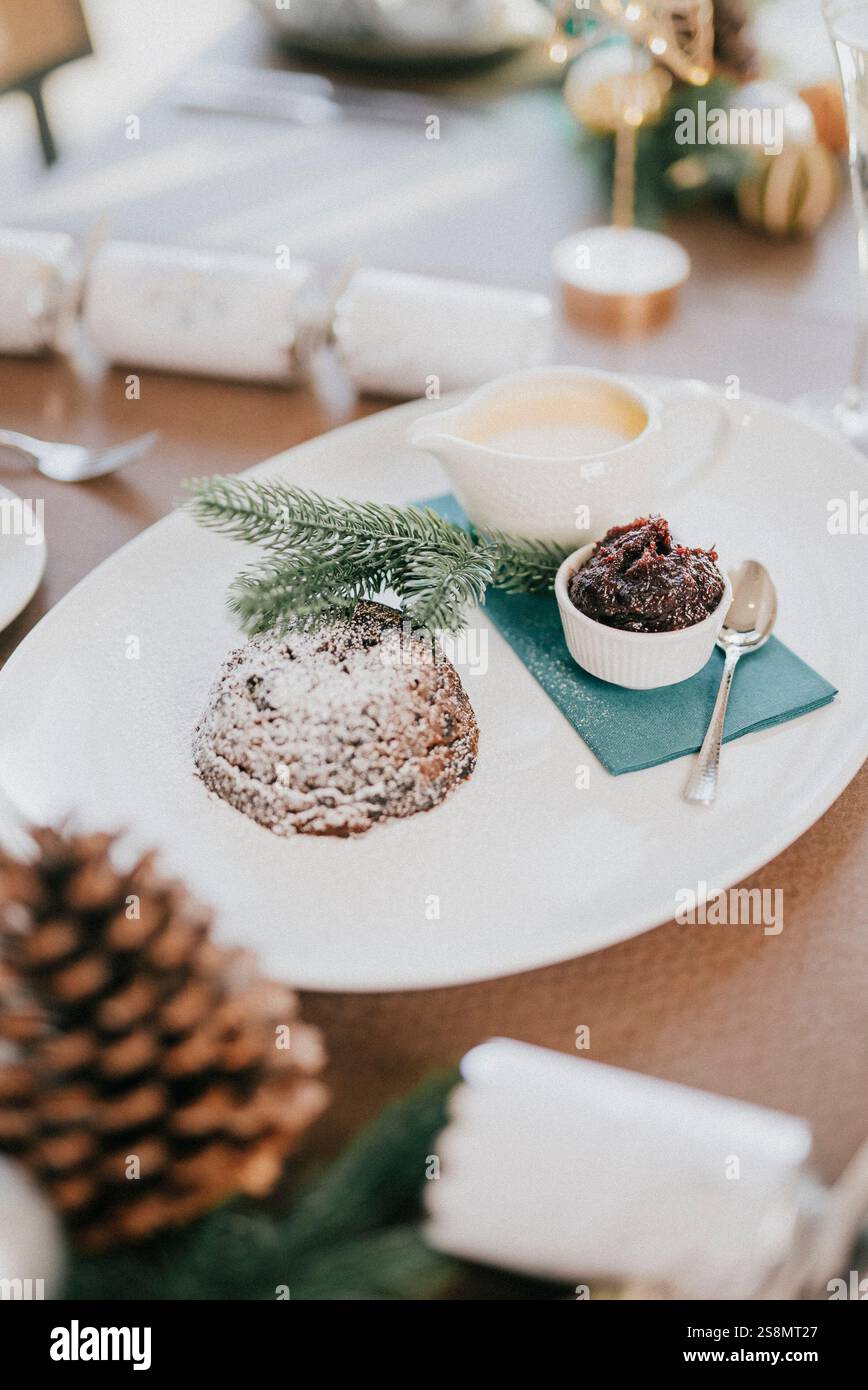 Un dessert viene servito su un piatto bianco con un tovagliolo blu. Il dessert è una delizia deliziosa, perfetta per un'occasione speciale o una festa. Il Foto Stock