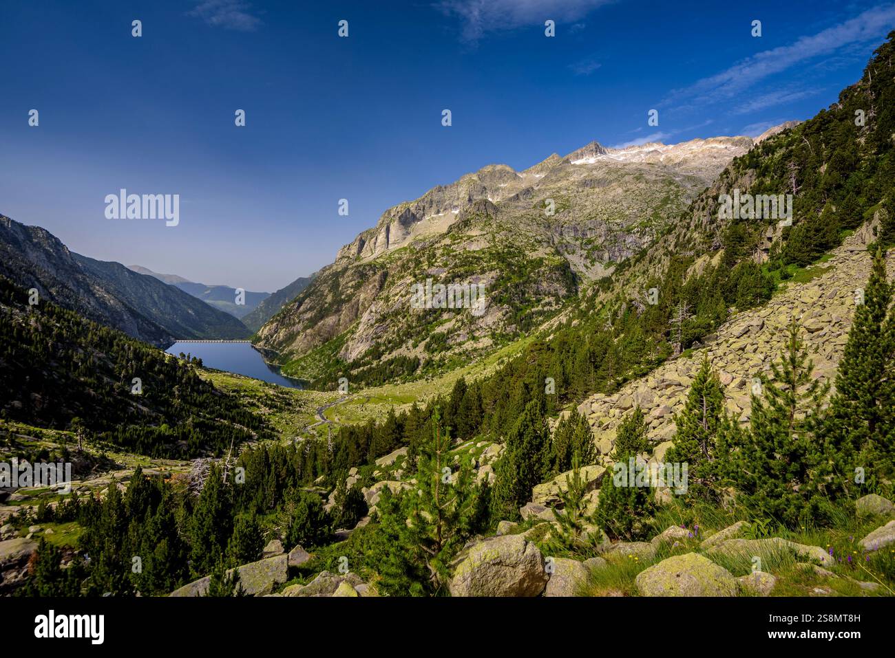 Massiccio di Comaloforno e Besiberris, sopra il bacino idrico di Cavallers (PN Aigüestortes i Estany de Sant Maurici, Lleida, Catalogna, Spagna, Pirenei) Foto Stock