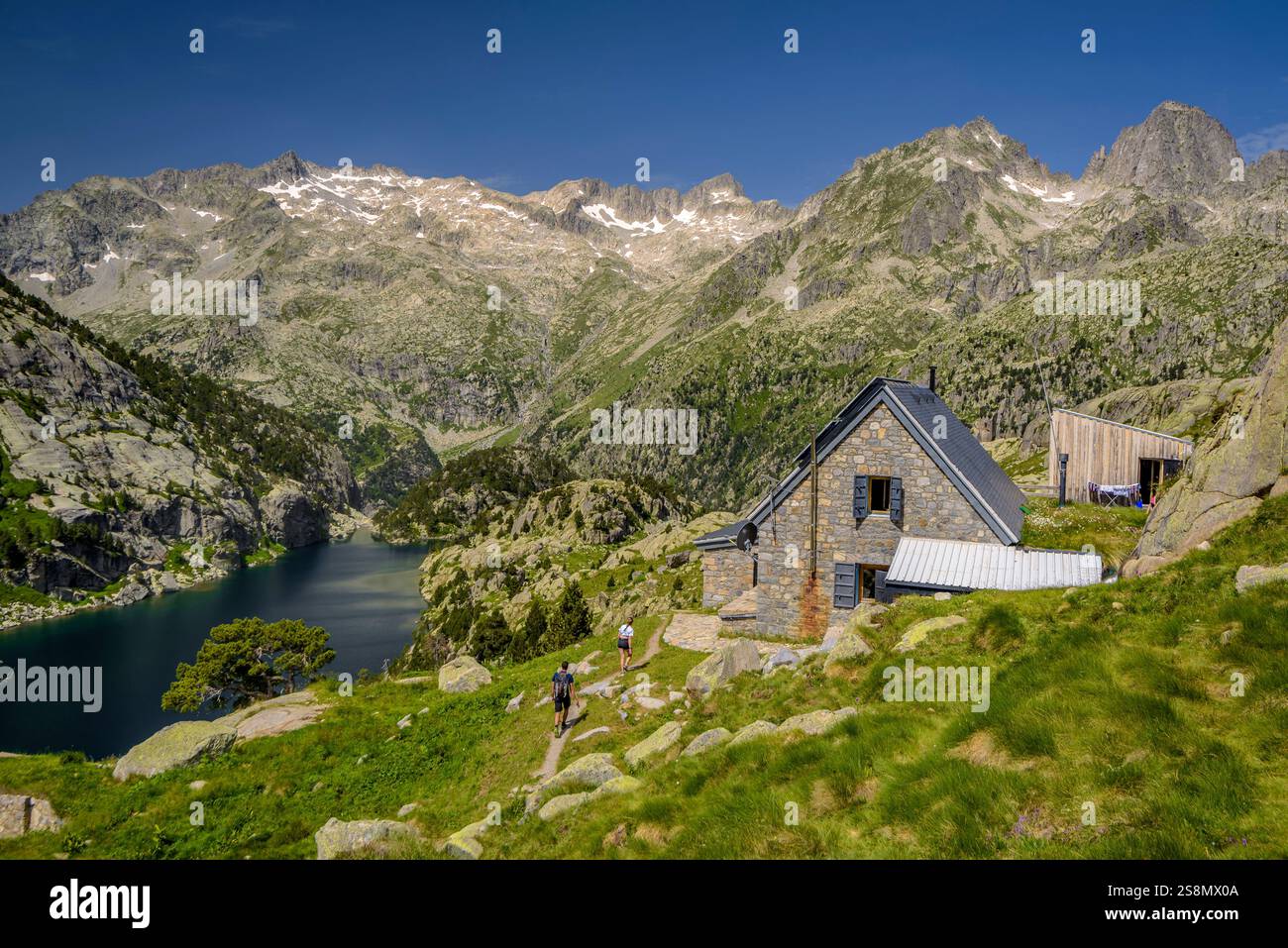 Rifugio Ventosa i Calvell, con i monti Besiberris e Tumeneia sullo sfondo, nel parco nazionale Aigüestortes i Estany de Sant Maurici. Pirenei Foto Stock