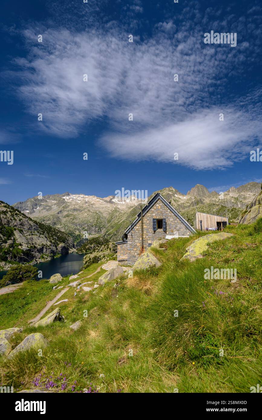 Rifugio Ventosa i Calvell, con i monti Besiberris e Tumeneia sullo sfondo, nel parco nazionale Aigüestortes i Estany de Sant Maurici. Pirenei Foto Stock