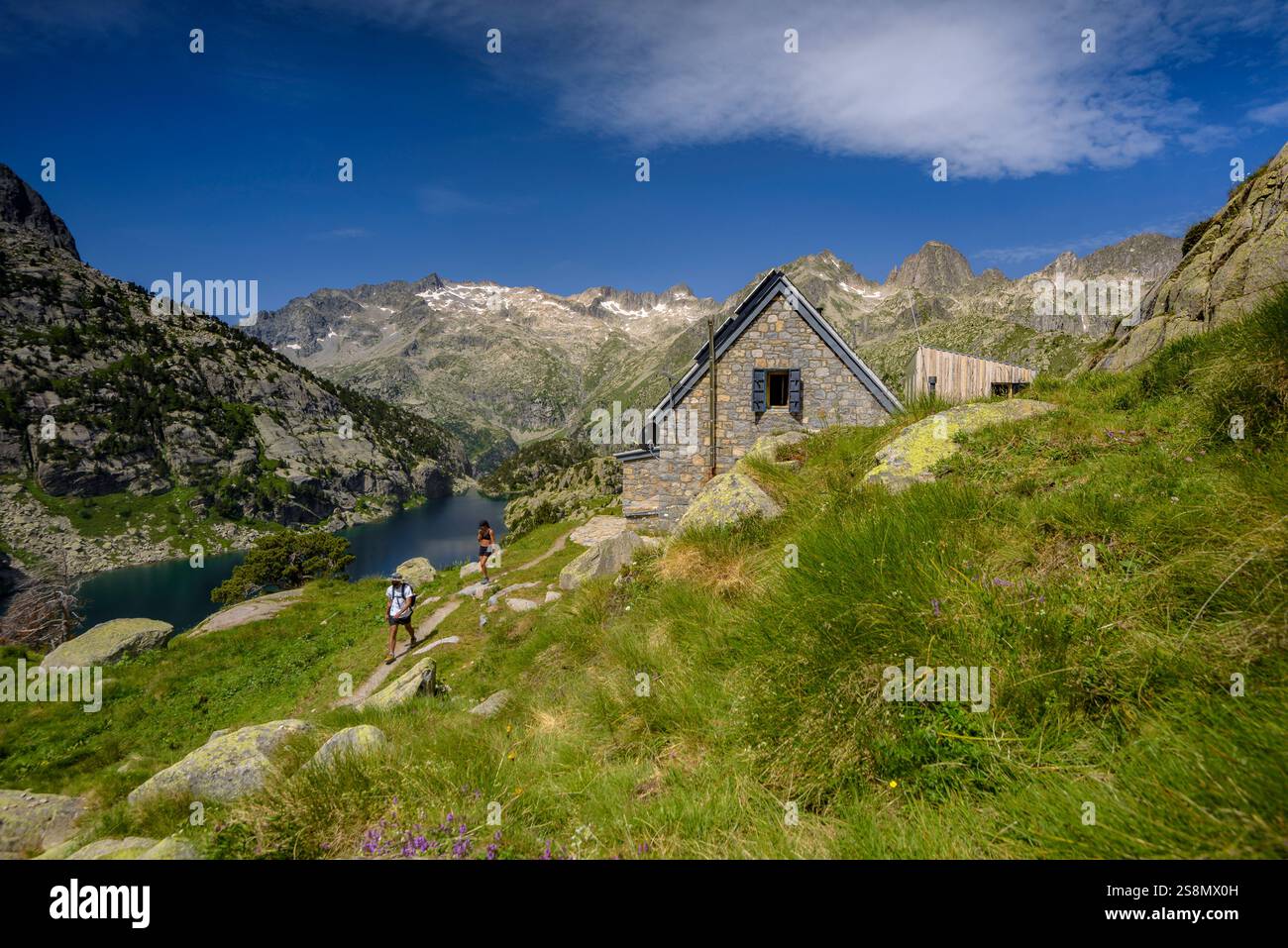Rifugio Ventosa i Calvell, con i monti Besiberris e Tumeneia sullo sfondo, nel parco nazionale Aigüestortes i Estany de Sant Maurici. Pirenei Foto Stock