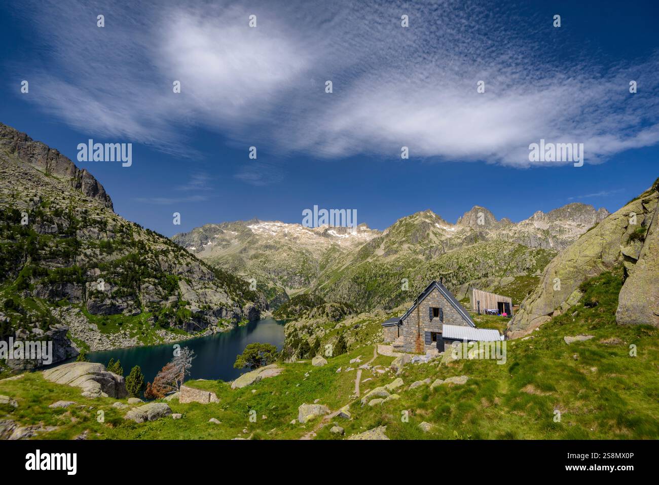 Rifugio Ventosa i Calvell, con i monti Besiberris e Tumeneia sullo sfondo, nel parco nazionale Aigüestortes i Estany de Sant Maurici. Pirenei Foto Stock