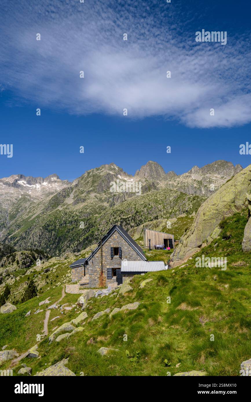 Rifugio Ventosa i Calvell, con i monti Besiberris e Tumeneia sullo sfondo, nel parco nazionale Aigüestortes i Estany de Sant Maurici. Pirenei Foto Stock