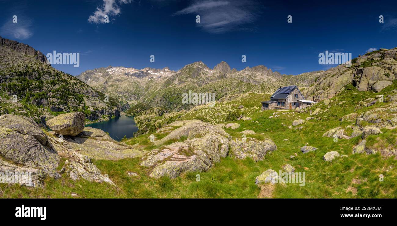 Rifugio Ventosa i Calvell, con i monti Besiberris e Tumeneia sullo sfondo, nel parco nazionale Aigüestortes i Estany de Sant Maurici. Pirenei Foto Stock