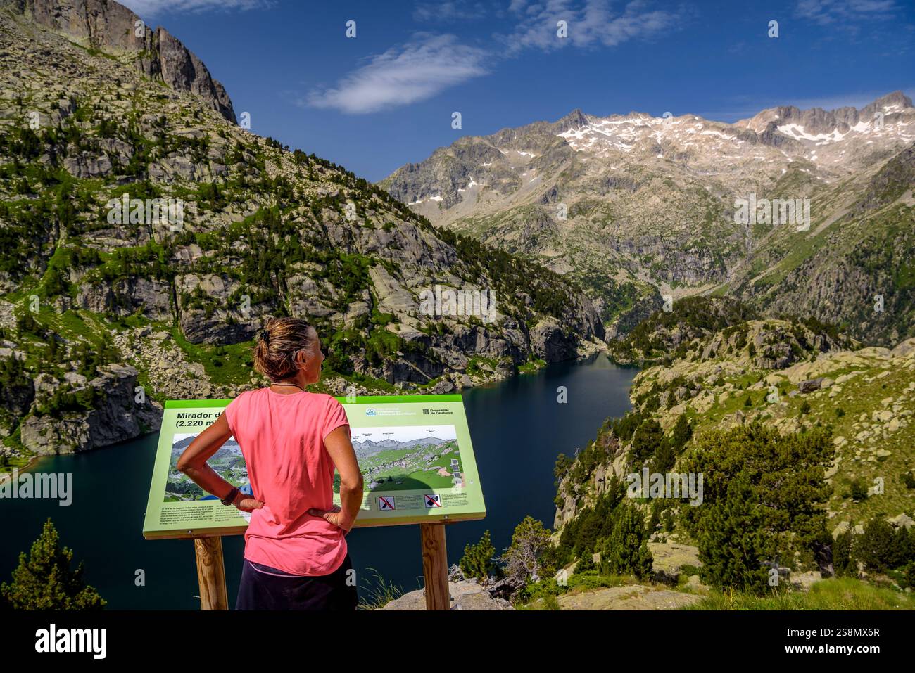 Punto panoramico sul lago Estany Negre e sulla catena montuosa del Besiberris, visto dal rifugio Ventosa i Calvell (valle di Boí, Lleida, Catalogna, Spagna) Foto Stock