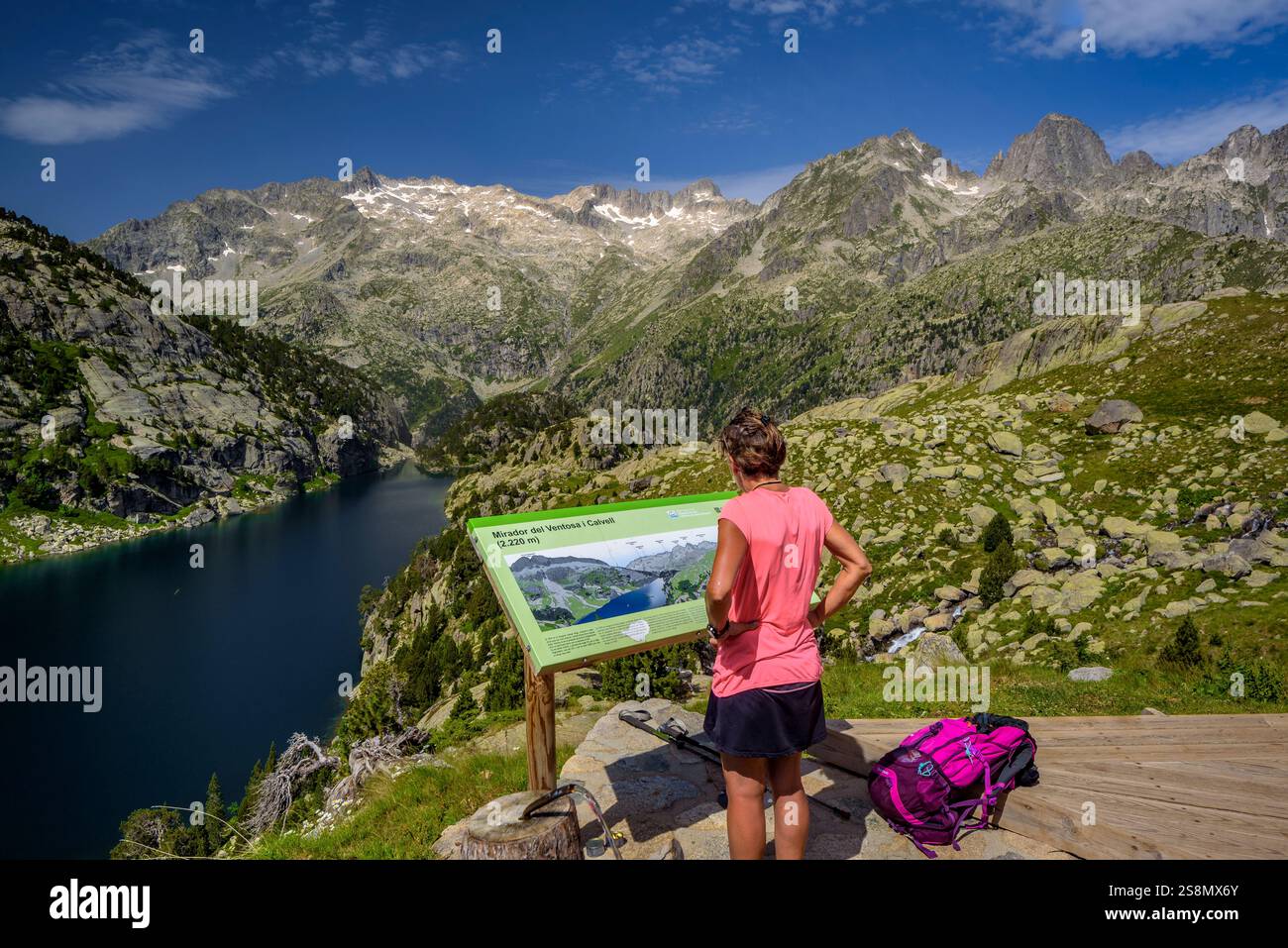 Punto panoramico sul lago Estany Negre e sulla catena montuosa del Besiberris, visto dal rifugio Ventosa i Calvell (valle di Boí, Lleida, Catalogna, Spagna) Foto Stock