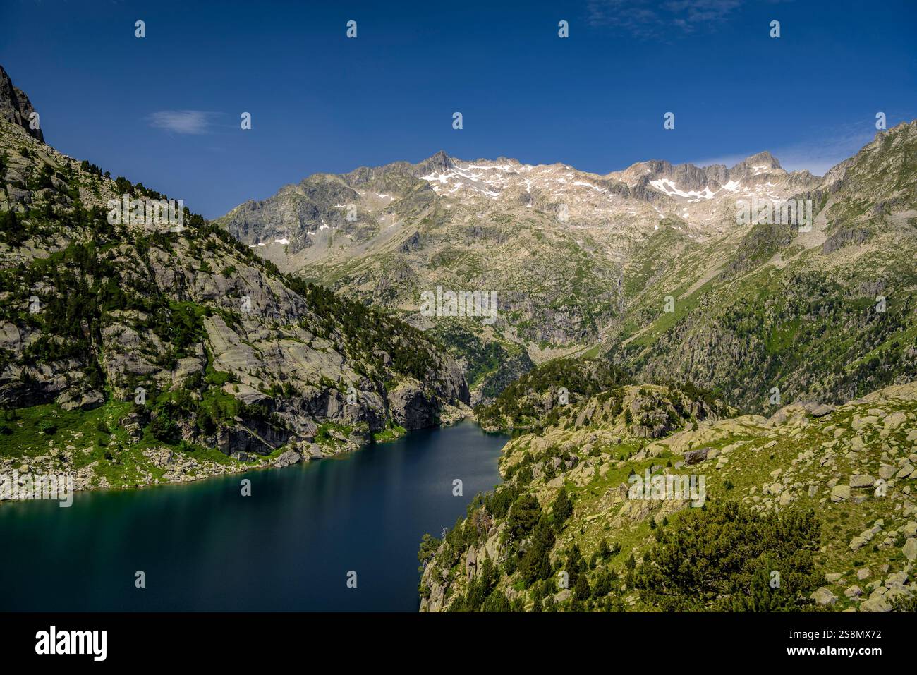 Punto panoramico sul lago Estany Negre e sulla catena montuosa del Besiberris, visto dal rifugio Ventosa i Calvell (valle di Boí, Lleida, Catalogna, Spagna) Foto Stock