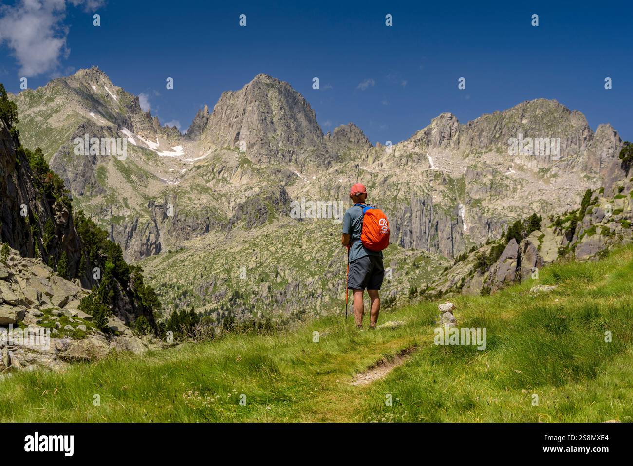Catena montuosa della Tumeneia vista dall'Estany Gran de Colieto, sul sentiero Carros de FOC, tra il rifugio Ventosa e il passo Contraix (Lleida, Spagna) Foto Stock