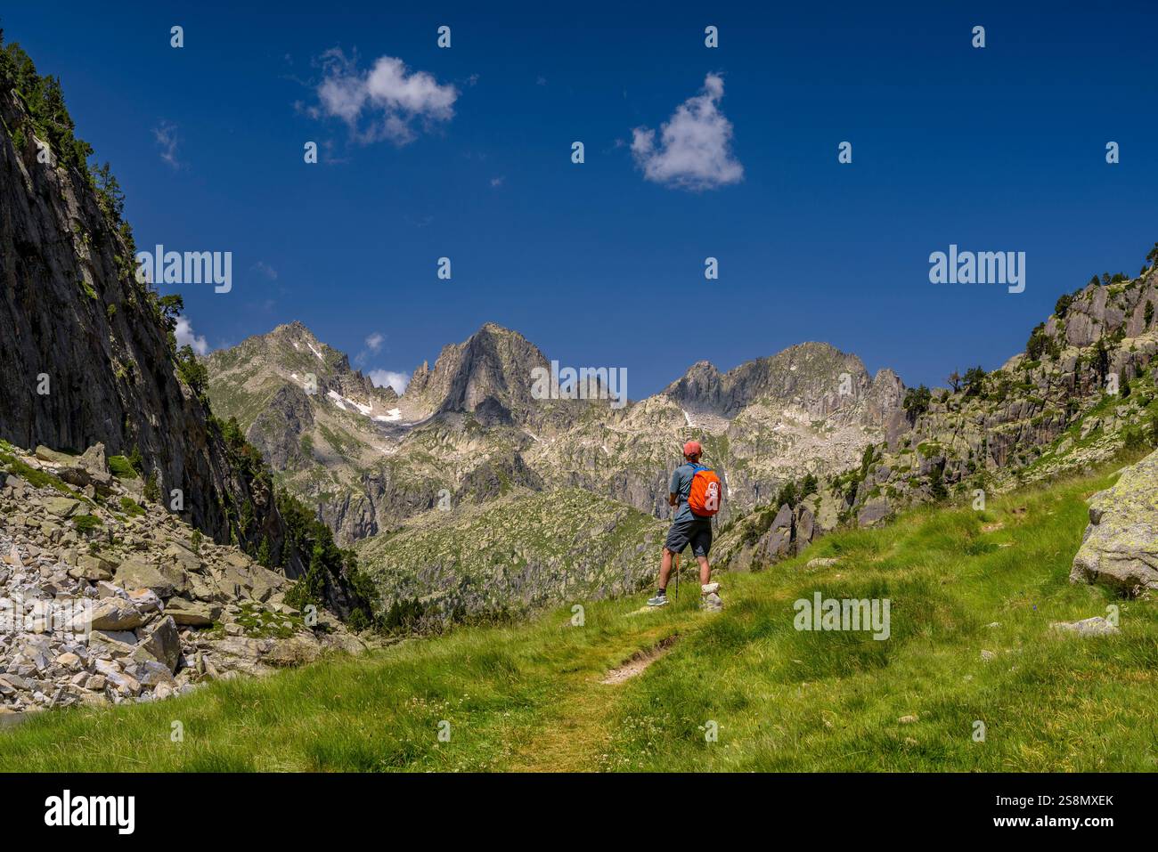 Catena montuosa della Tumeneia vista dall'Estany Gran de Colieto, sul sentiero Carros de FOC, tra il rifugio Ventosa e il passo Contraix (Lleida, Spagna) Foto Stock
