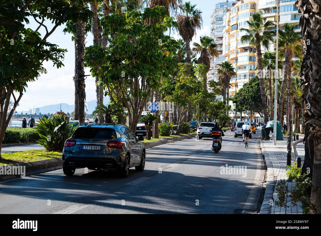 Malaga, Spagna, 29 dicembre 2024 traffico su una trafficata via Paseo de los Curas Foto Stock