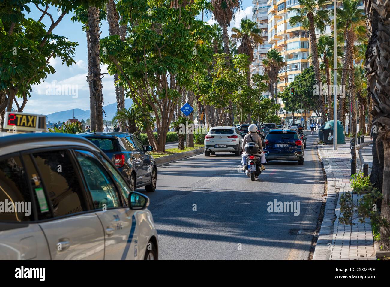 Malaga, Spagna, 29 dicembre 2024 traffico su una trafficata via Paseo de los Curas Foto Stock