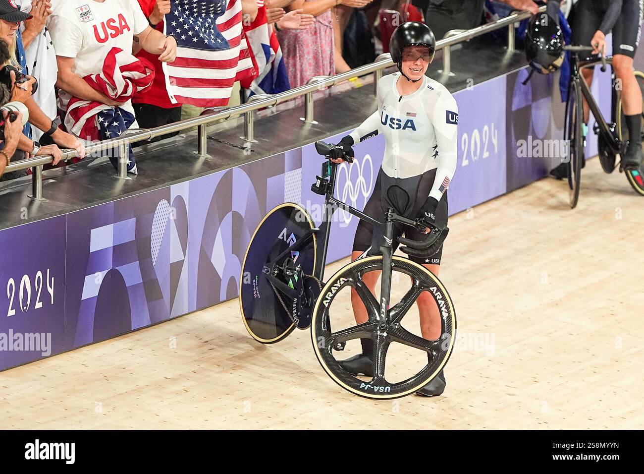 Parigi, Francia. 11 agosto 2024. PARIGI, FRANCIA - 11 AGOSTO: Jennifer Valente degli Stati Uniti gareggia nel Keirin maschile durante il giorno 15 del Ciclismo - pista - Giochi Olimpici Parigi 2024 al Velodromo di Saint-Quentin-en-Yvelines l'11 agosto 2024 a Parigi, Francia. (Foto di Andre Weening/Orange Pictures) credito: Orange Pics BV/Alamy Live News Foto Stock