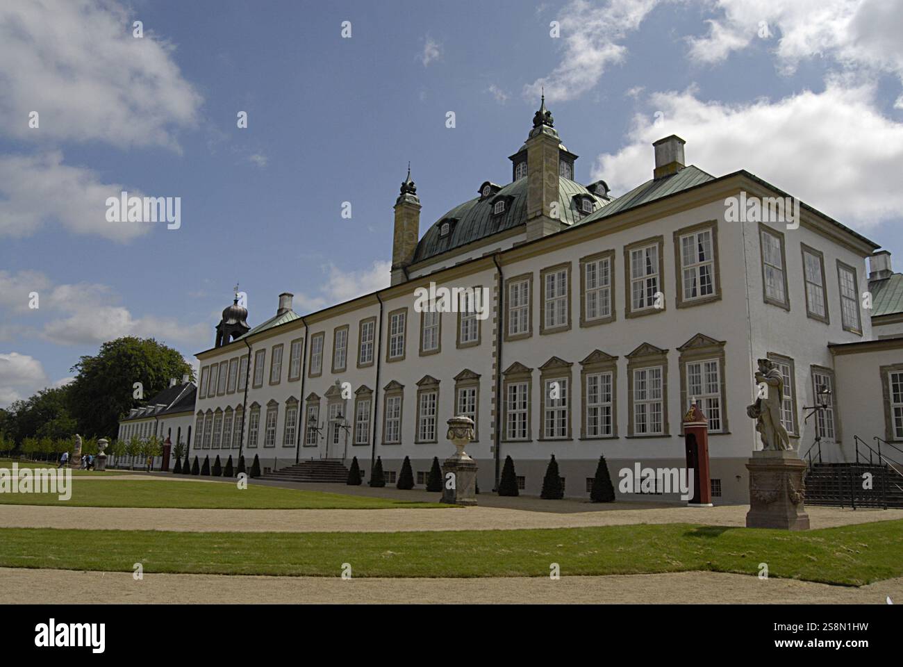 Fredensborgf / Danimarca.  Fredensborg Palace è residente estivo H.M. la Regina Margrethe II e il Principe Henrik e la maggior parte delle visite ufficiali di stato sono receíved al Palazzo Fredensborg e significa Palazzo della Pace è a 45 chilogrammo metri dalla capitale danese di Copenaghen a North Sealand 17 luglio 2013 (Foto di Francis Joseph Dean/Deanpictures) Foto Stock