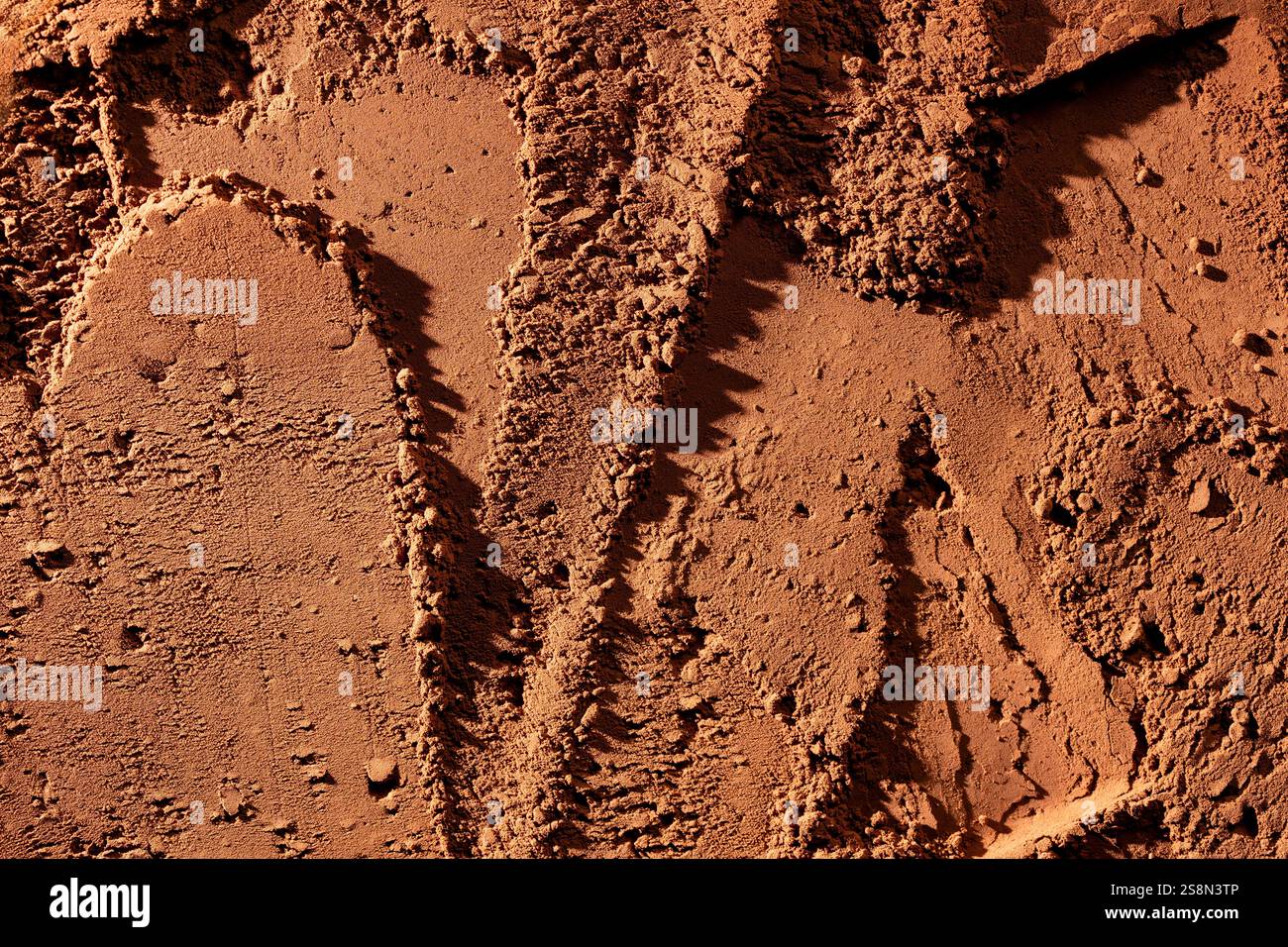 Sfondo ruvido in polvere di cacao marrone scuro naturale, primo piano, vista dall'alto Foto Stock