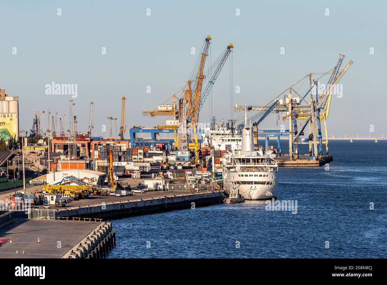 Porto di lavoro con le navi, Lisbona, Portogallo. Foto Stock