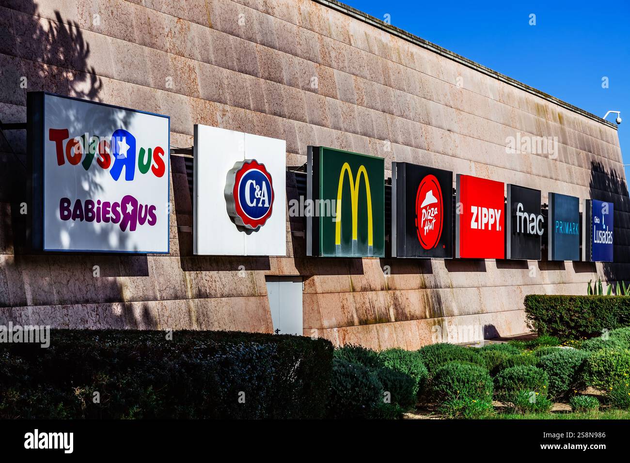 Parete del centro commerciale Almada Forum o centro commerciale con cartelli che pubblicizzano alcuni dei negozi del centro. Foto Stock