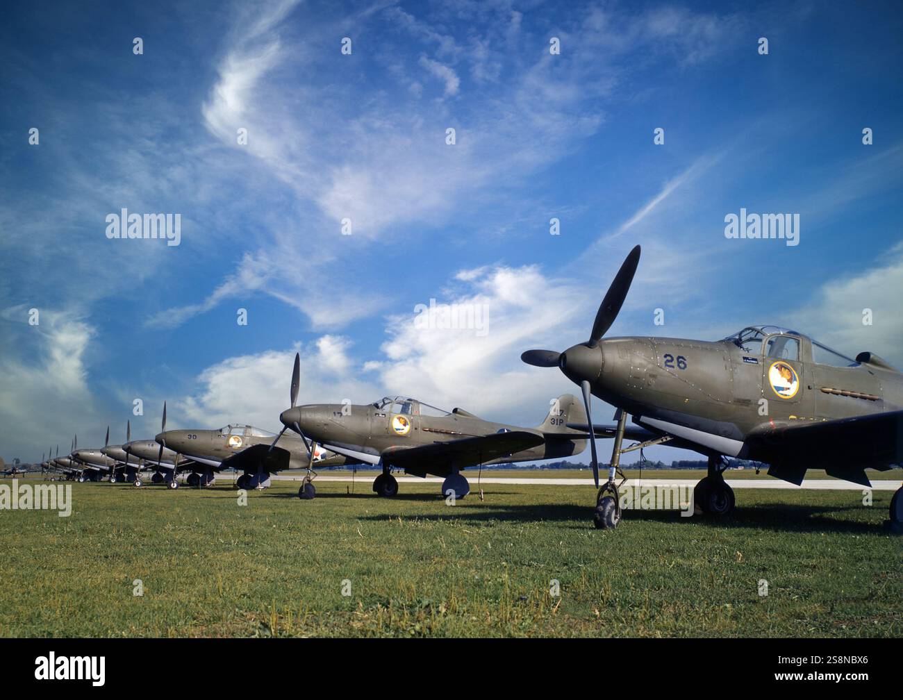 Bell P-39 Airacobra, uno dei principali combattenti americani in servizio quando le United States Army Air Forces entrarono in combattimento durante la seconda guerra mondiale. Il P-39 aveva una configurazione insolita, con il motore installato nella fusoliera centrale, dietro il pilota, che guidava un'elica del trattore nella punta con un albero lungo. Fu anche il primo caccia dotato di un carro triciclo. Foto Stock
