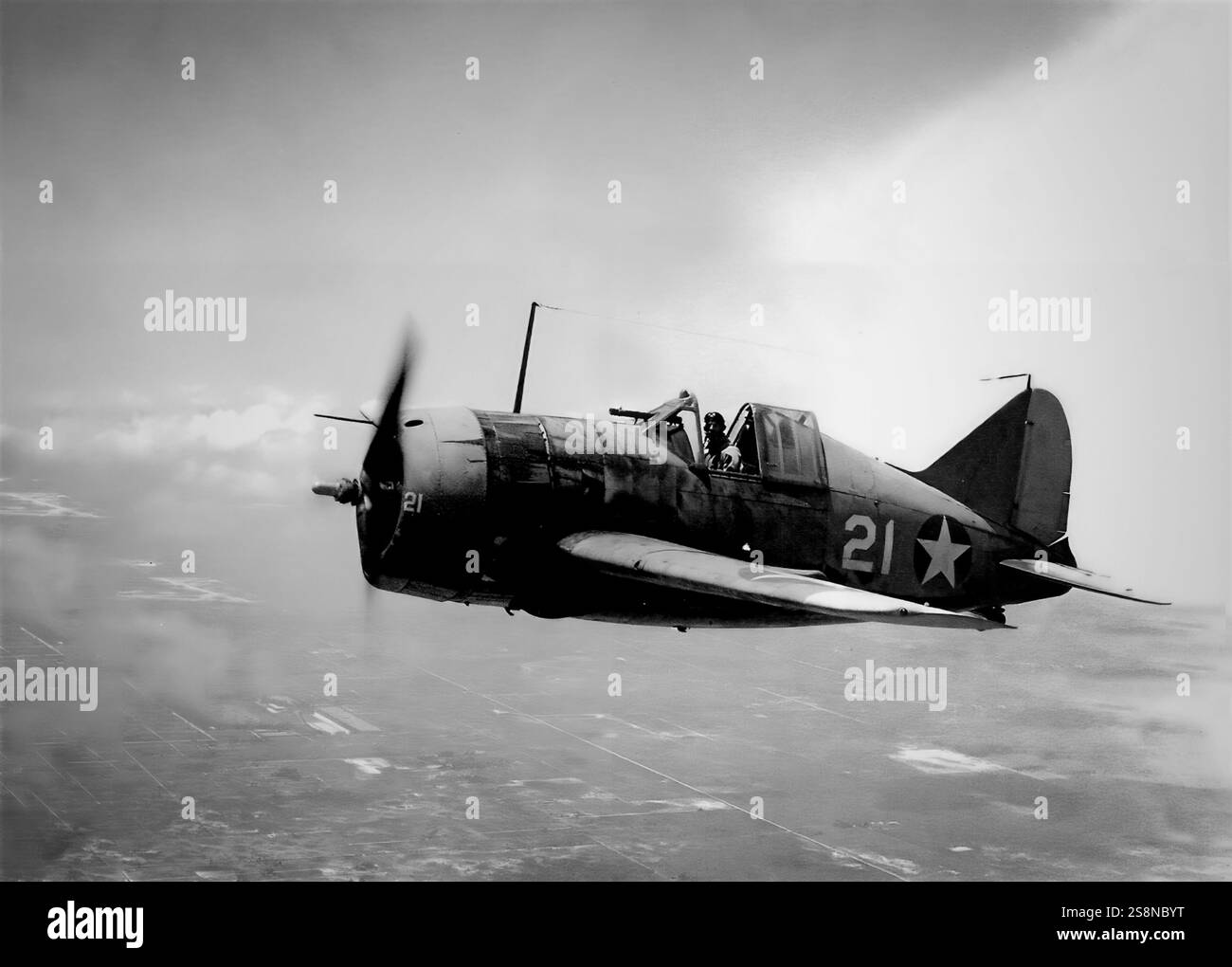 Il Brewster F2A Buffalo, un aereo da caccia americano che ha preso servizio all'inizio della seconda guerra mondiale. Nel 1939 è diventato il primo aereo da caccia monoplano della Marina degli Stati Uniti ed è stato uno dei primi monoplani degli Stati Uniti con un gancio di arresto e altre modifiche per le portaerei. Tuttavia il Buffalo era in gran parte obsoleto quando gli Stati Uniti entrarono in guerra, essendo instabile e sovrappeso, soprattutto se paragonato al giapponese Mitsubishi A6M Zero. Foto Stock